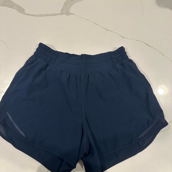 Lululemon Women's shorty Hot Navy Blue Shorts size 6 - Picture 1 of 3